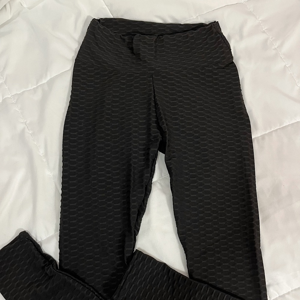 Black leggings with scrunched butt SIZE SMALL